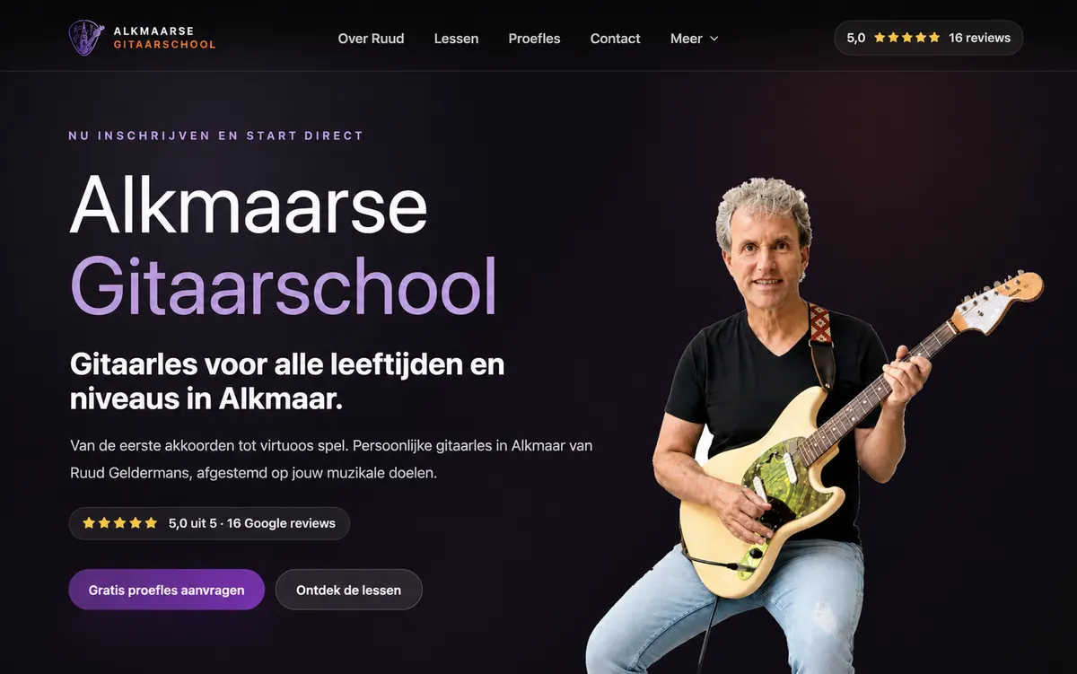 Homepage van de Alkmaarse Gitaarschool met Ruud en zijn gitaar