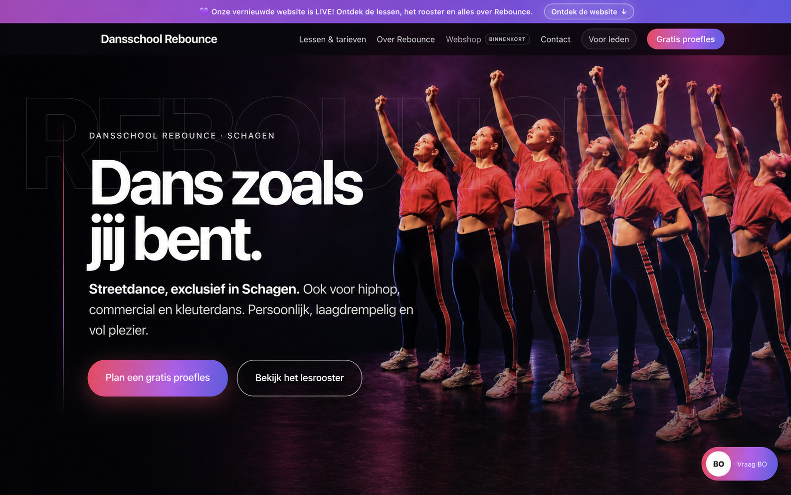 Homepage van Dansschool Rebounce met een dansgroep op het podium