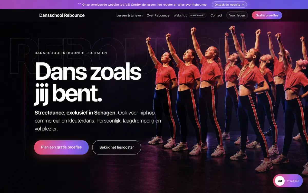 Homepage van Dansschool Rebounce met een dansgroep op het podium