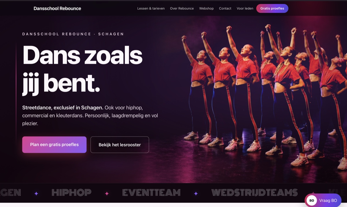 Homepage van Dansschool Rebounce met een dansgroep op het podium