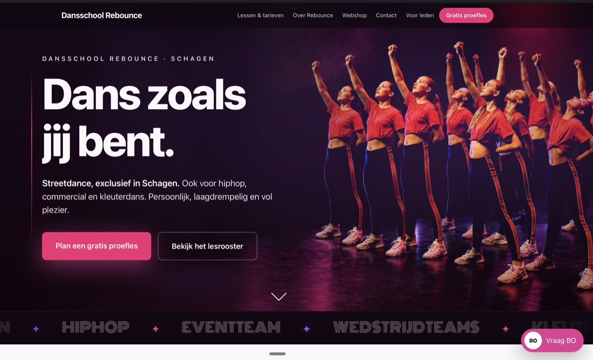 Homepage van Dansschool Rebounce met een dansgroep op het podium